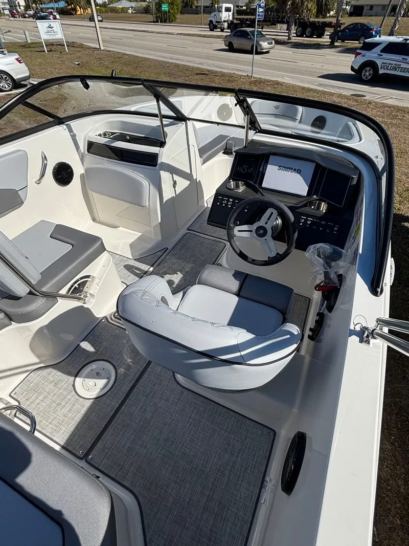 Slide: The Image of Bayliner VR5 2025 - 4