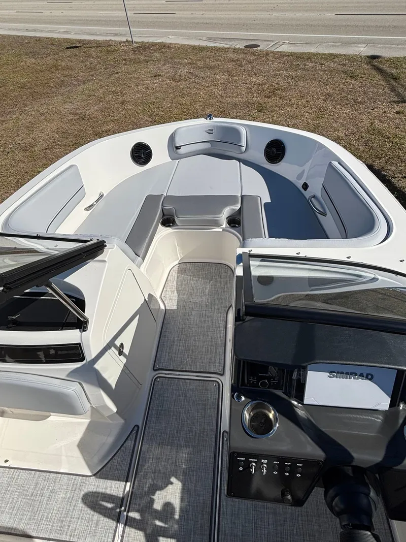 Slide: The Image of Bayliner VR5 2025 - 5