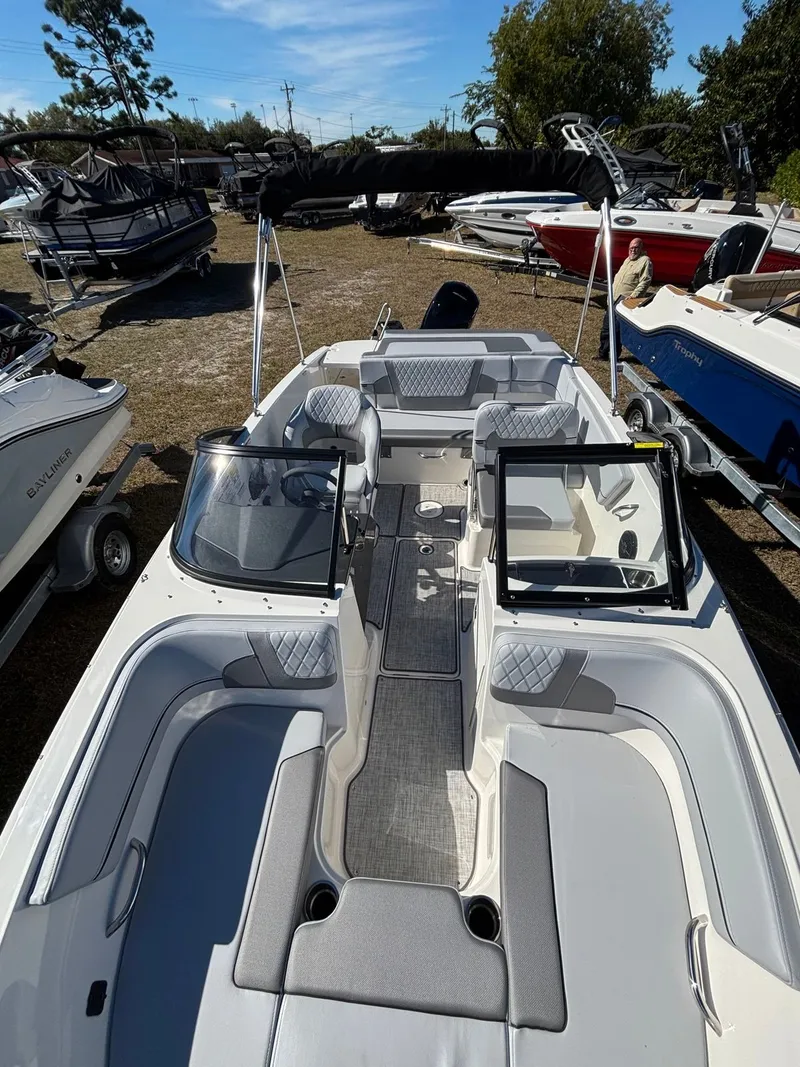 Slide: The Image of Bayliner VR5 2025 - 6
