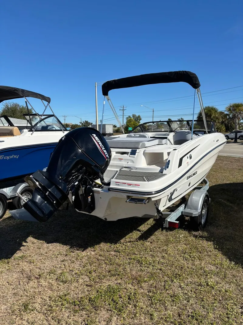Slide: The Image of Bayliner VR5 2025 - 7