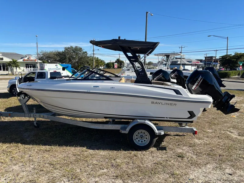 The Image of Bayliner VR4 2025 - 0