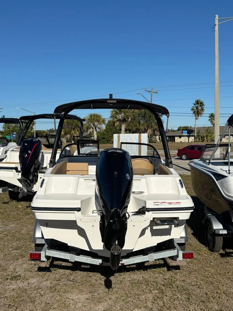 Slide: The Image of Bayliner VR4 2025 - 10