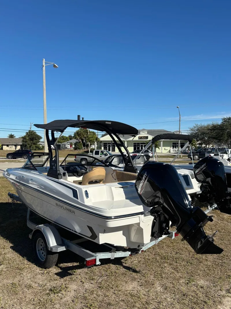 Slide: The Image of Bayliner VR4 2025 - 11