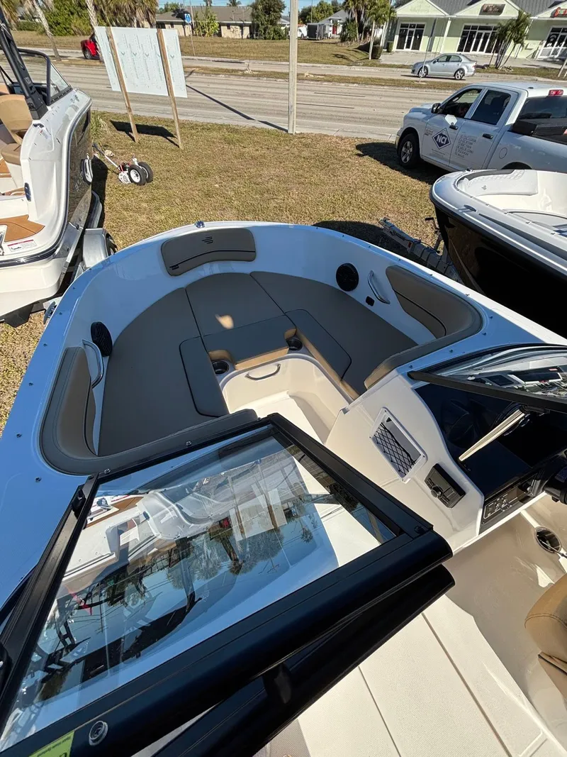 Slide: The Image of Bayliner VR4 2025 - 2