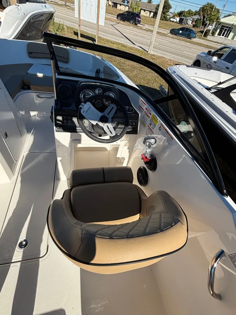 Slide: The Image of Bayliner VR4 2025 - 3