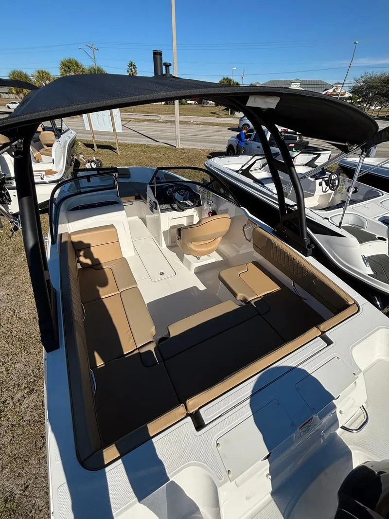 Slide: The Image of Bayliner VR4 2025 - 4