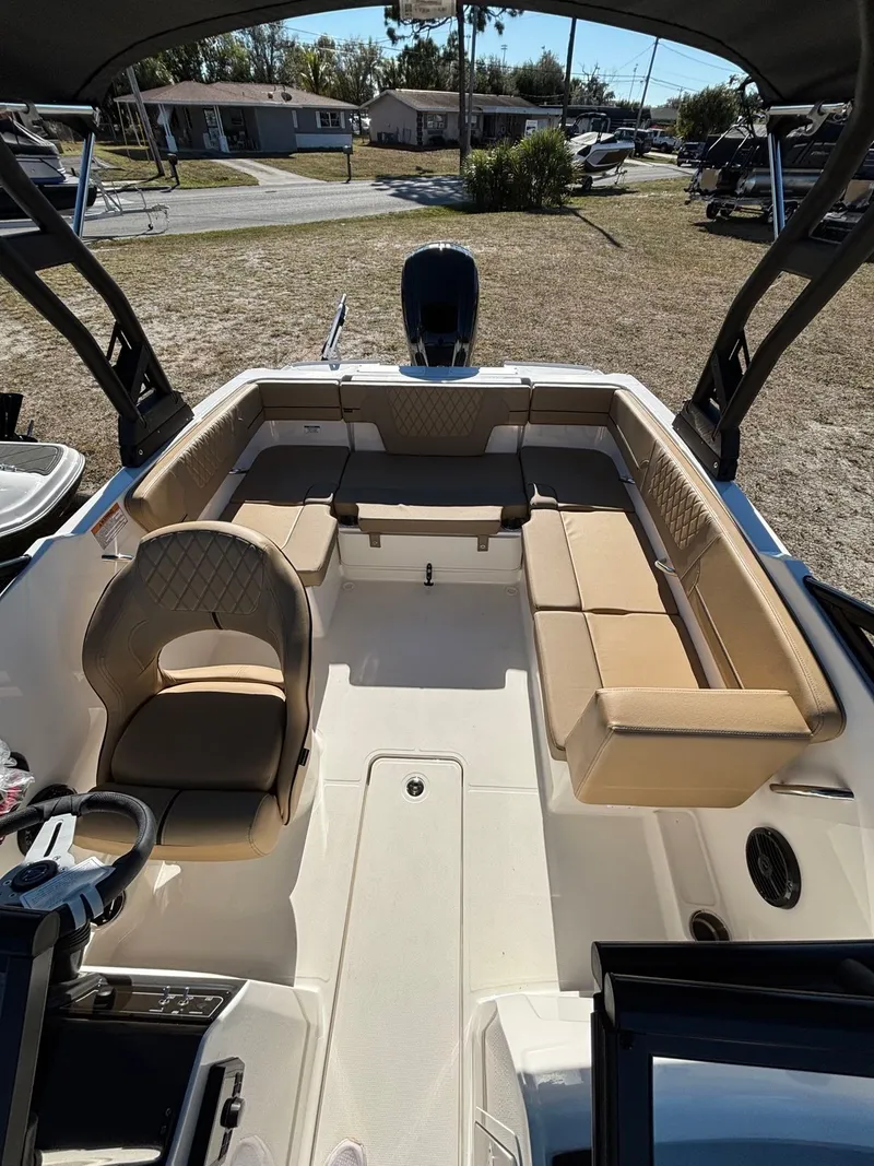 Slide: The Image of Bayliner VR4 2025 - 5