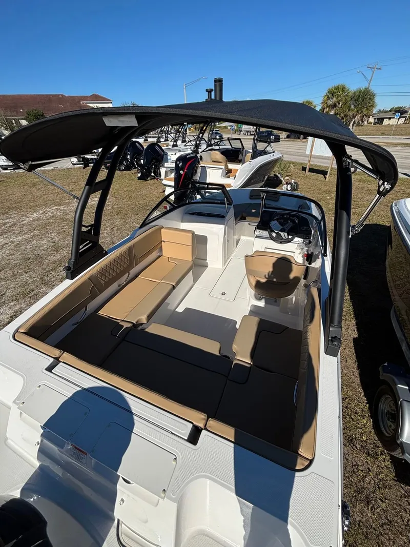 Slide: The Image of Bayliner VR4 2025 - 6