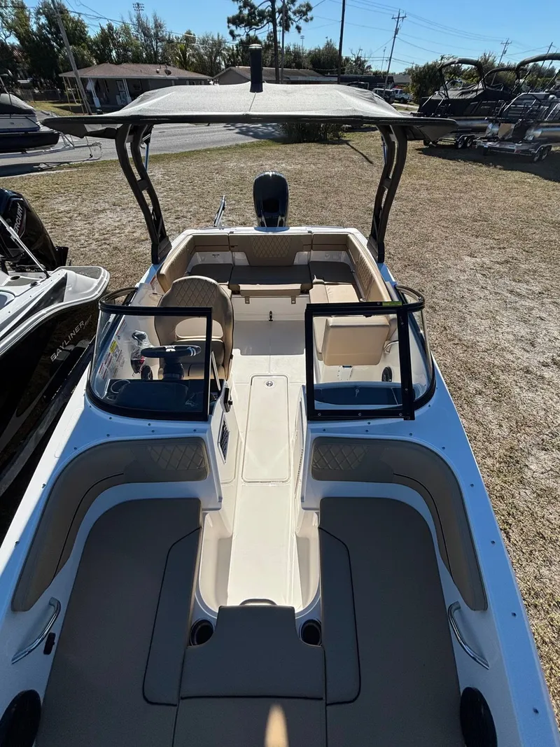 Slide: The Image of Bayliner VR4 2025 - 7