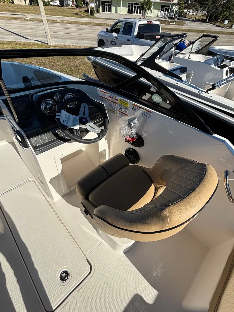 Slide: The Image of Bayliner VR4 2025 - 8