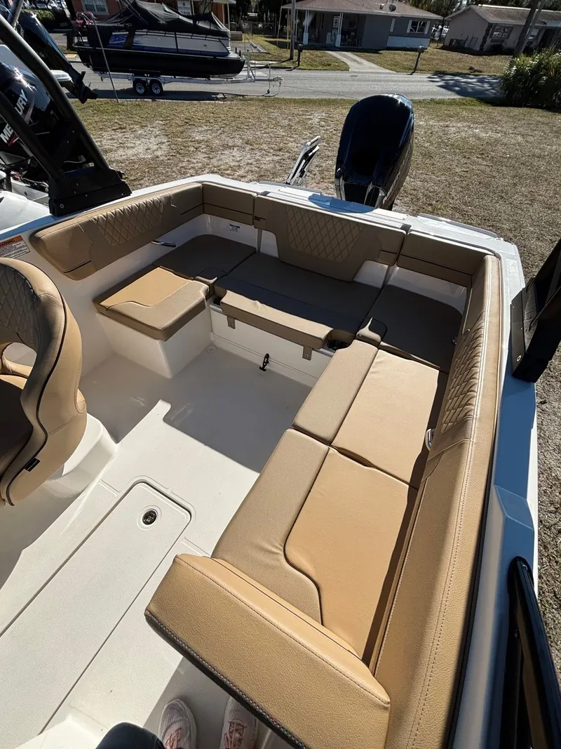 Slide: The Image of Bayliner VR4 2025 - 9