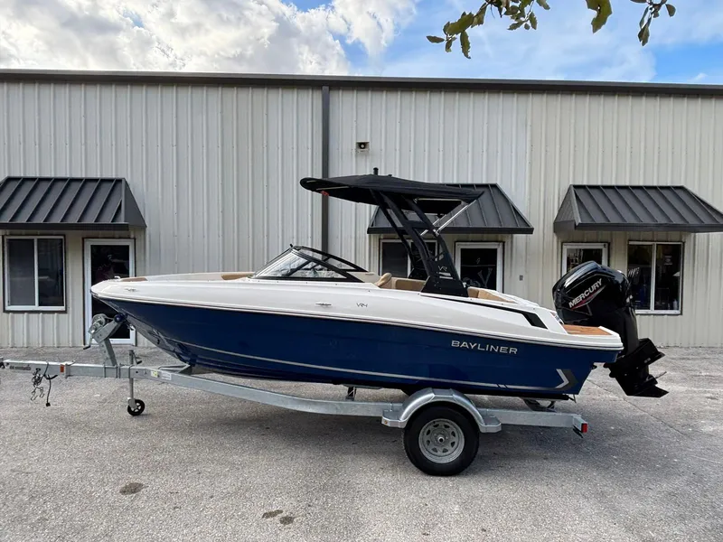 The Image of Bayliner VR4 2025 - 0