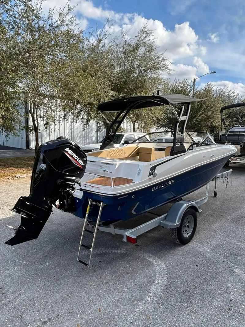 Slide: The Image of Bayliner VR4 2025 - 10