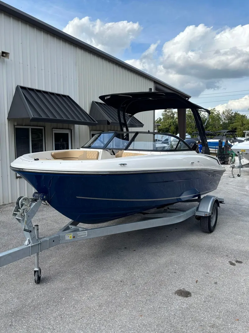 Slide: The Image of Bayliner VR4 2025 - 11