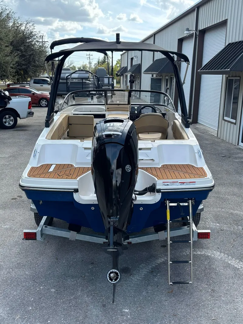 Slide: The Image of Bayliner VR4 2025 - 13