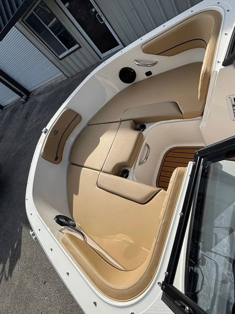 Slide: The Image of Bayliner VR4 2025 - 2
