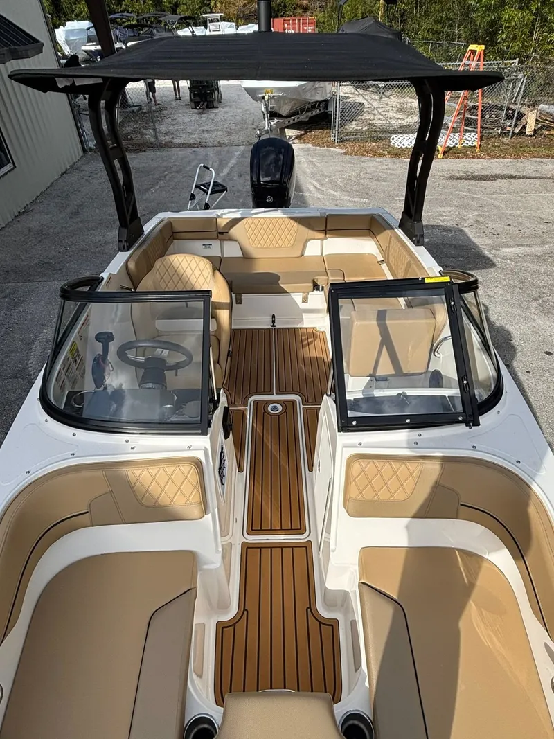 Slide: The Image of Bayliner VR4 2025 - 4