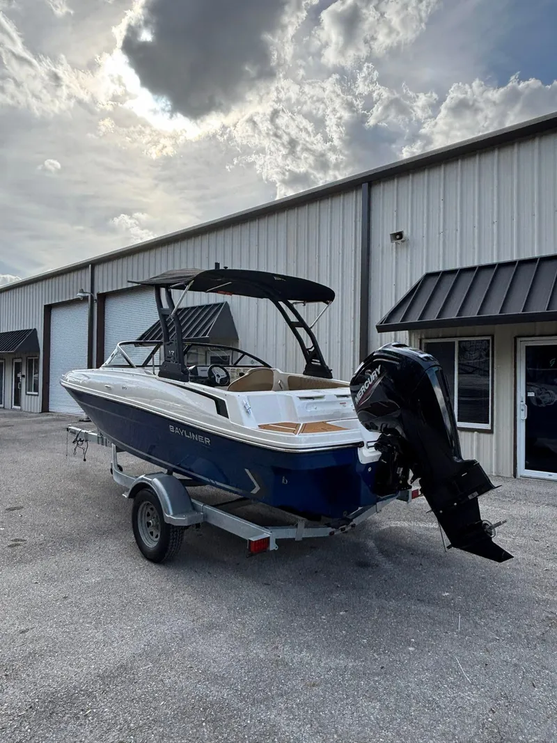 Slide: The Image of Bayliner VR4 2025 - 5