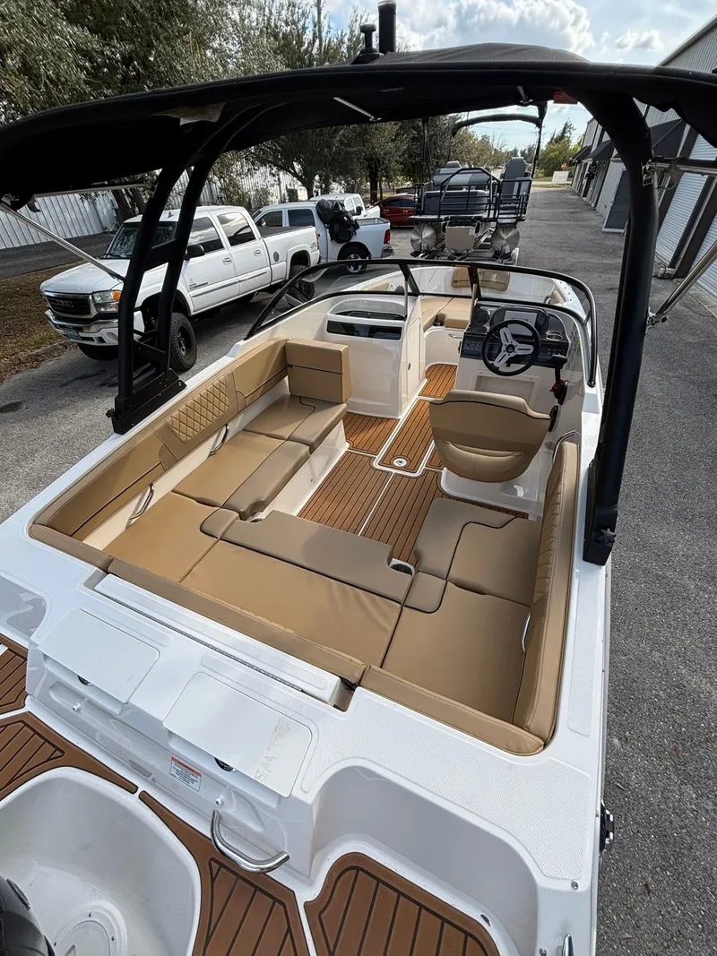 Slide: The Image of Bayliner VR4 2025 - 6