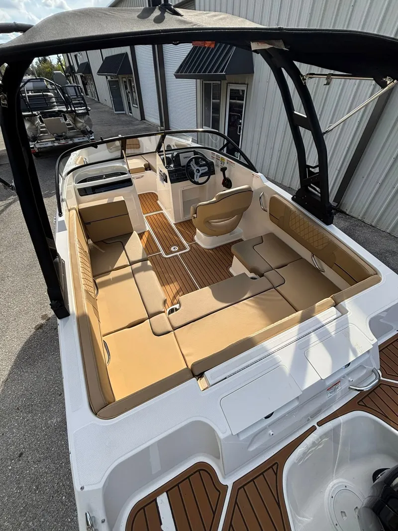 Slide: The Image of Bayliner VR4 2025 - 7