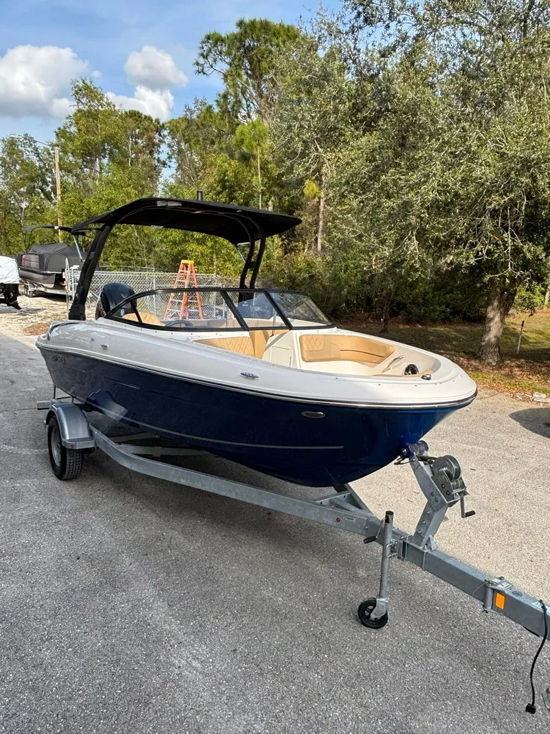 Slide: The Image of Bayliner VR4 2025 - 8