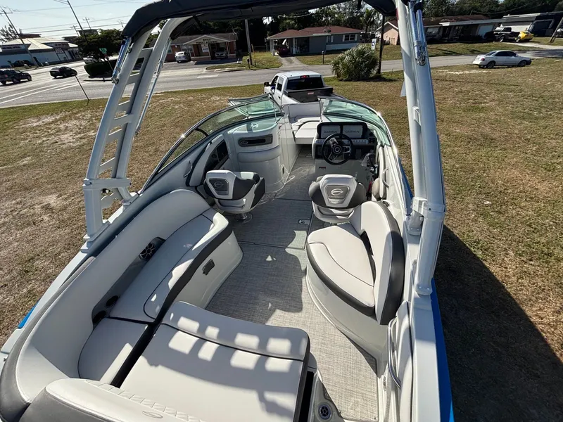 Slide: The Image of Crownline Boats Eclipse E260 XS 2026 - 3