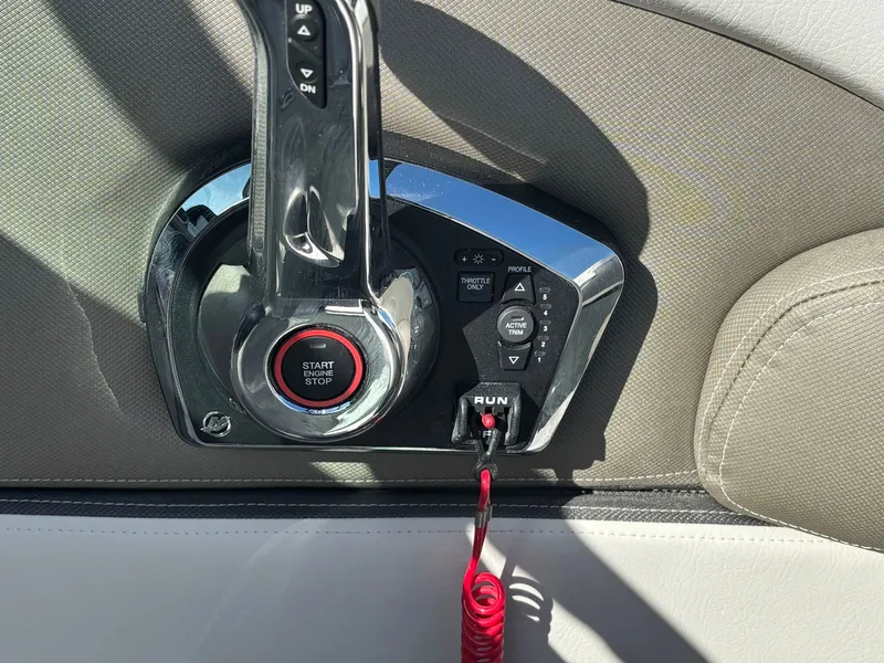 Slide: The Image of Crownline Boats Eclipse E260 XS 2026 - 6