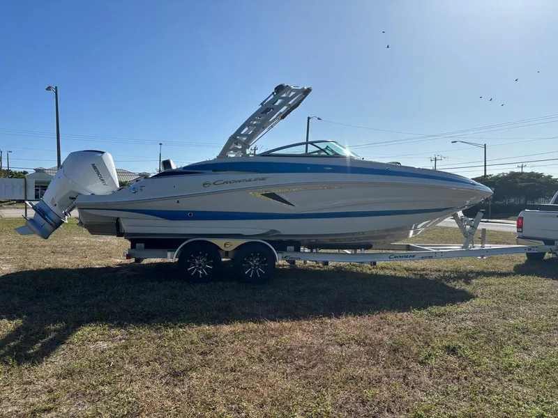 Slide: The Image of Crownline Boats Eclipse E260 XS 2026 - 7