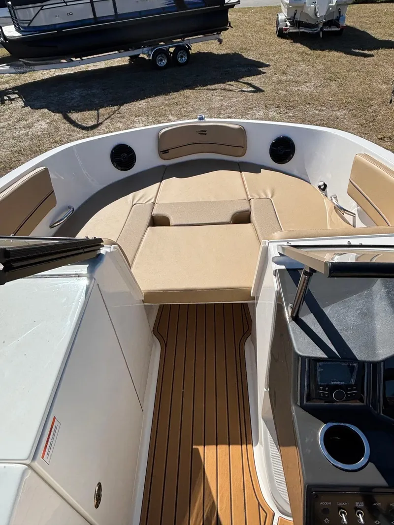 Slide: The Image of Bayliner VR6OB 2026 - 4