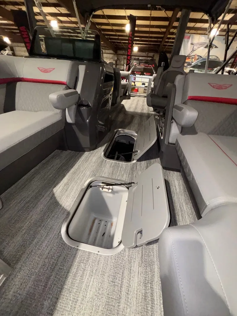 Slide: The Image of Bennington 23 M Open Fast Back 2026 - 9