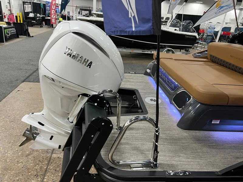 Slide: The Image of Bennington 25 Bowrider Swingback Arch 2026 - 12