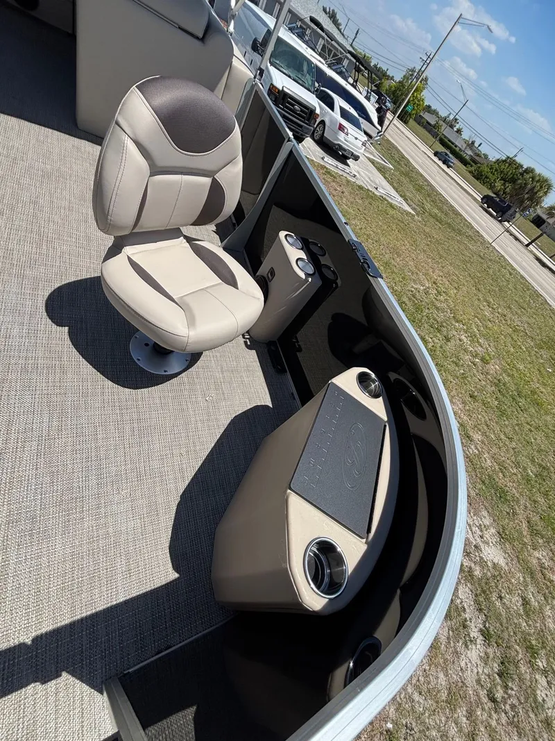 Slide: The Image of Bentley Pontoons Fish 243 4PT 2026 - 12