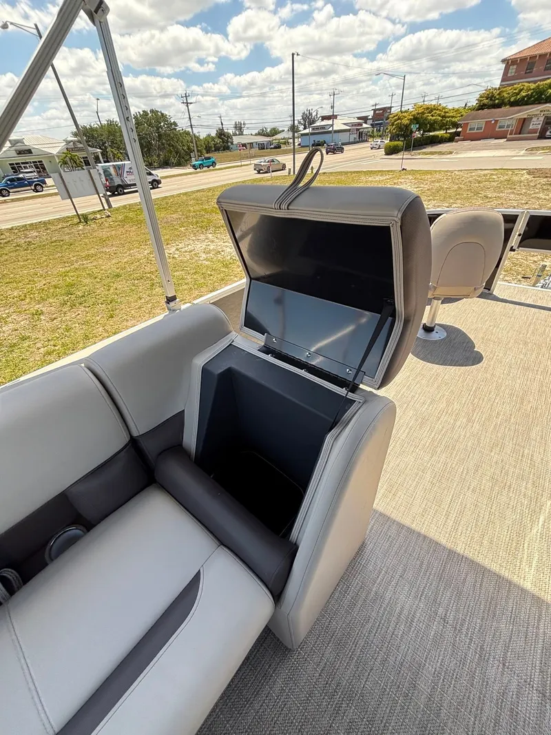 Slide: The Image of Bentley Pontoons Fish 243 4PT 2026 - 7