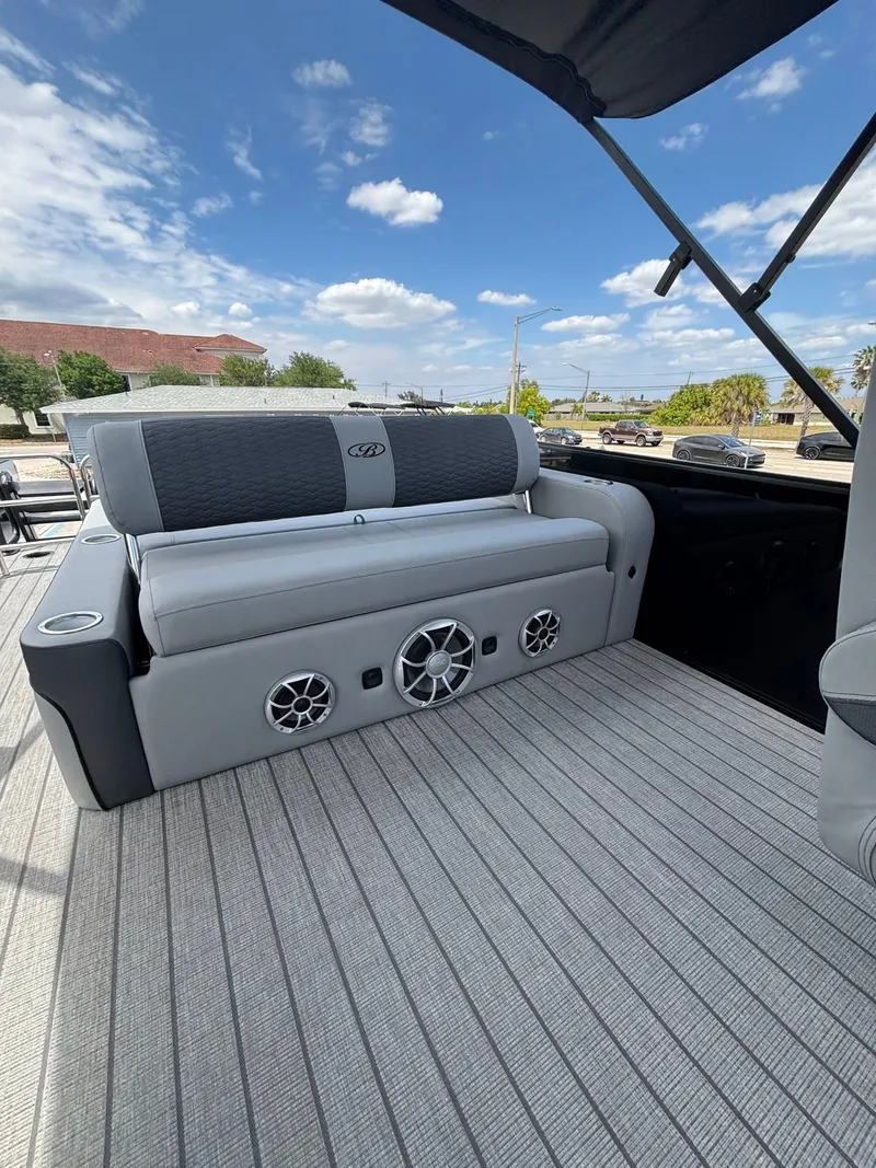 Slide: The Image of Bentley Pontoons Elite 253 Swingback Dual Capt 2026 - 10