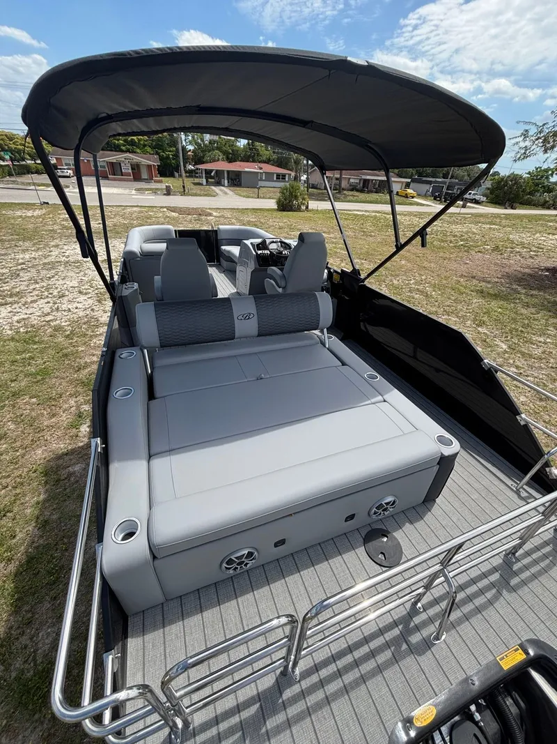 Slide: The Image of Bentley Pontoons Elite 253 Swingback Dual Capt 2026 - 11