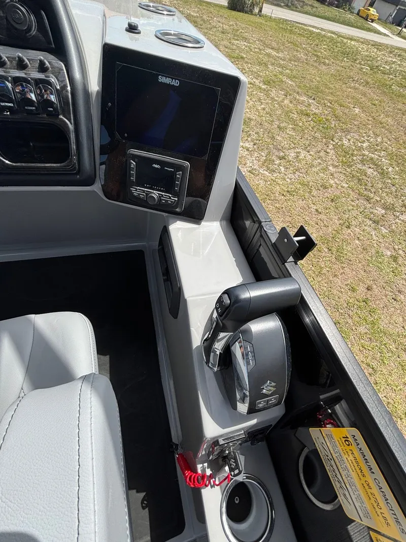 Slide: The Image of Bentley Pontoons Elite 253 Swingback Dual Capt 2026 - 13