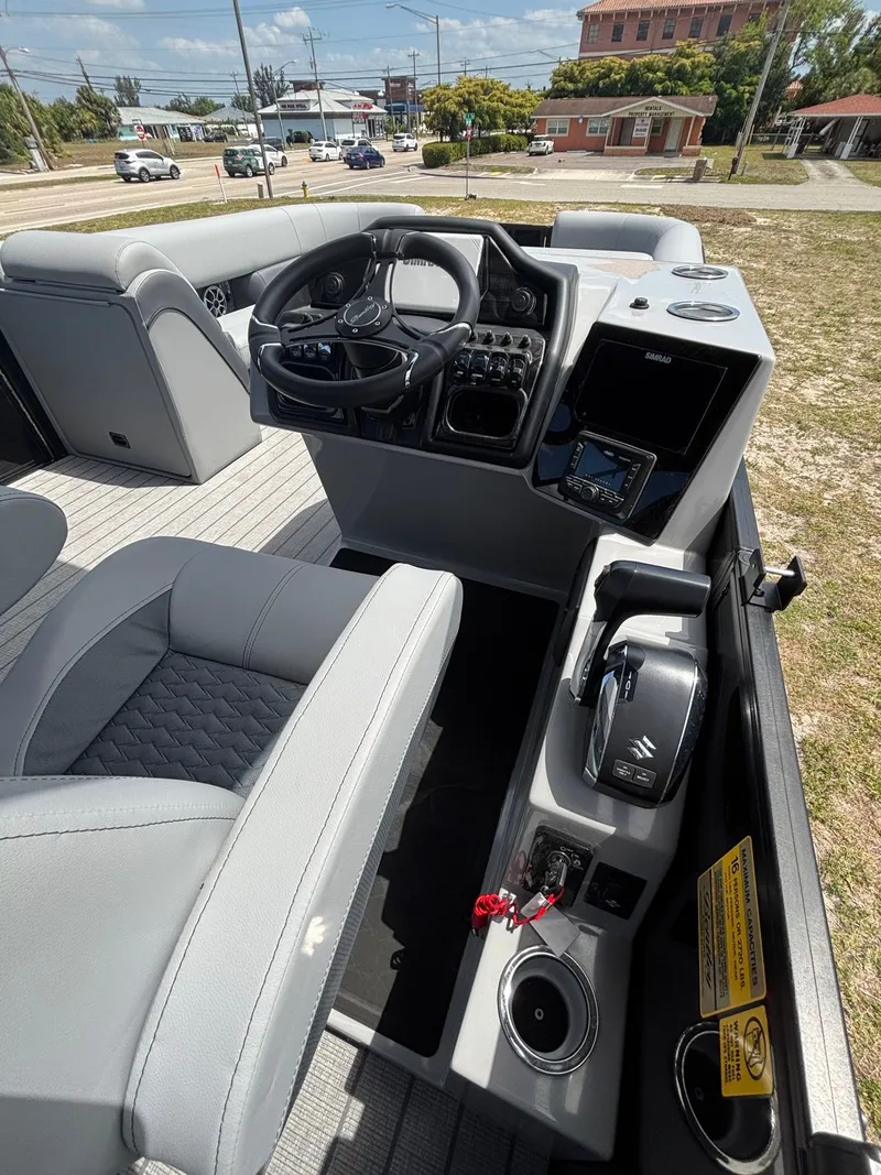 Slide: The Image of Bentley Pontoons Elite 253 Swingback Dual Capt 2026 - 5