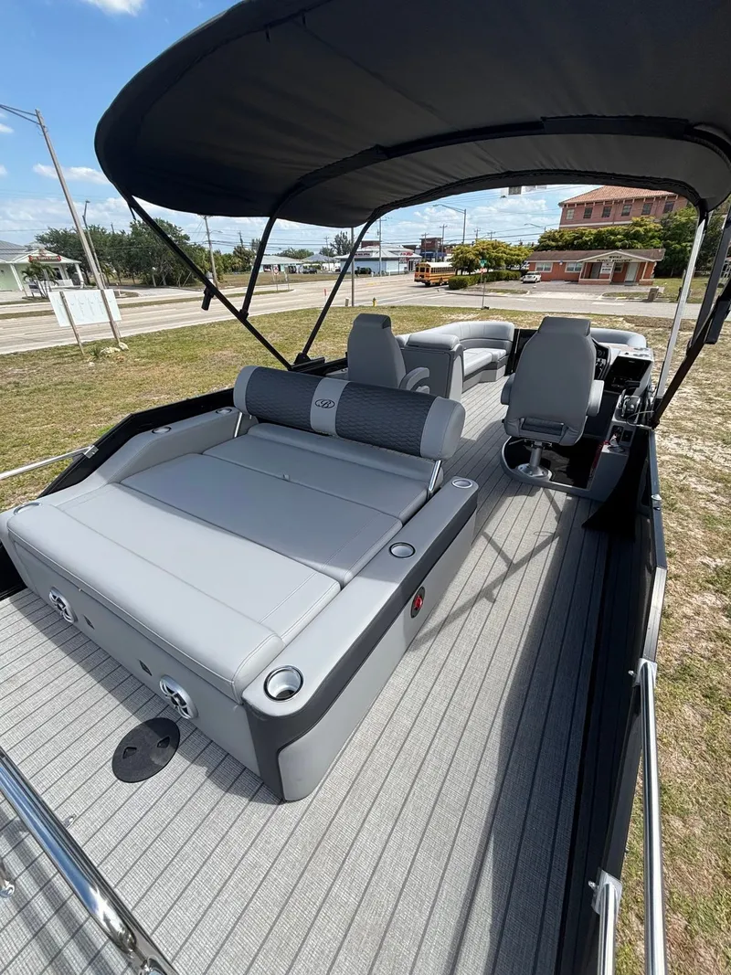 Slide: The Image of Bentley Pontoons Elite 253 Swingback Dual Capt 2026 - 8