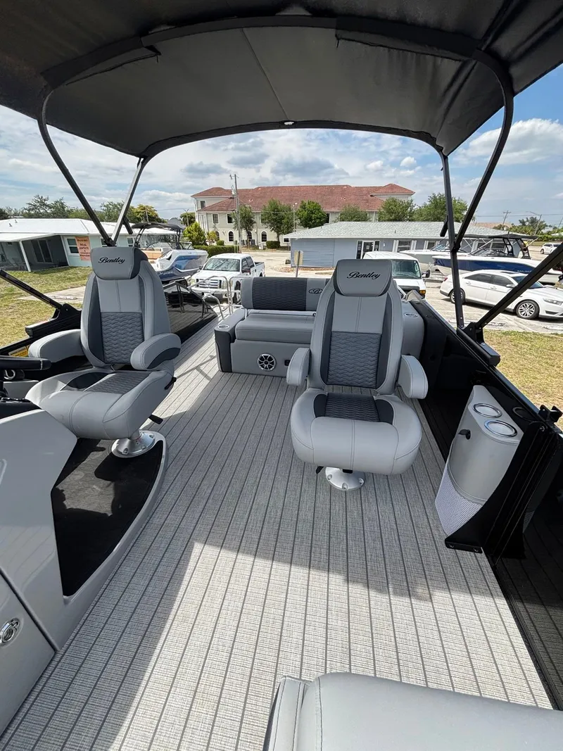 Slide: The Image of Bentley Pontoons Elite 253 Swingback Dual Capt 2026 - 9