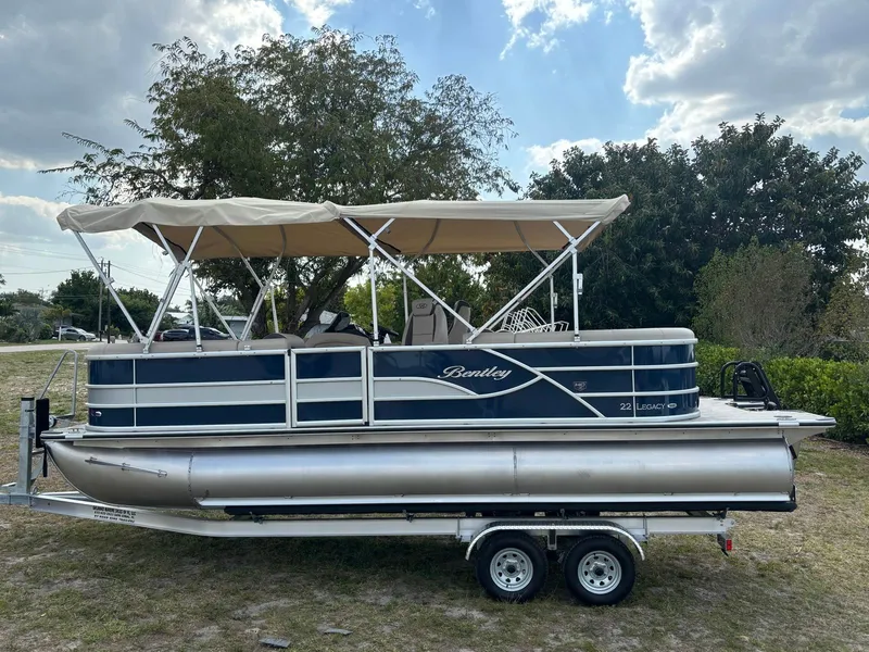 The Image of Bentley Pontoons Legacy 223 Navigator 2026 - 0