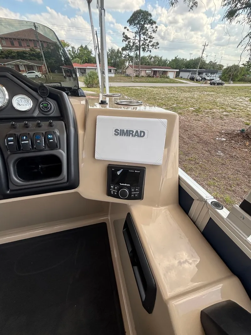 Slide: The Image of Bentley Pontoons Legacy 223 Navigator 2026 - 3
