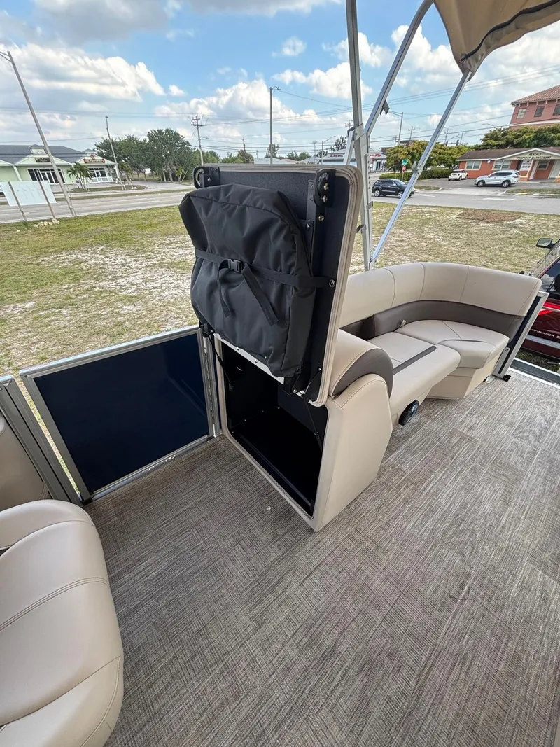 Slide: The Image of Bentley Pontoons Legacy 223 Navigator 2026 - 6