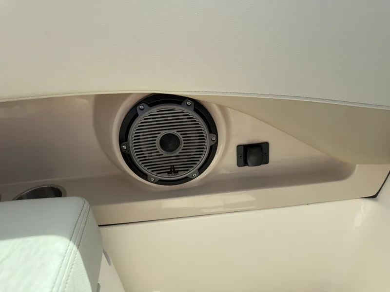 Slide: The Image of Boston Whaler 240 Vantage 2027 - 23