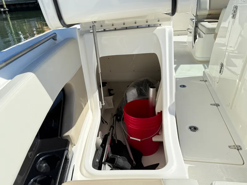 Slide: The Image of Boston Whaler 240 Vantage 2027 - 27