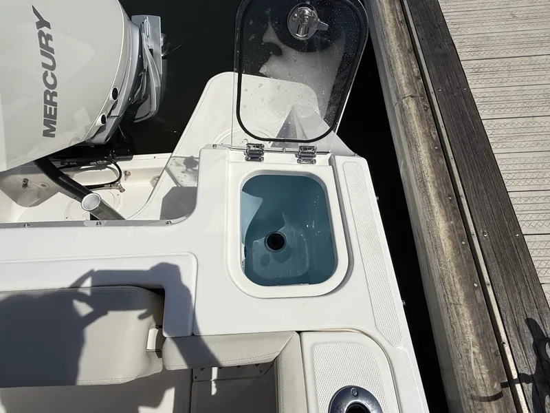 Slide: The Image of Boston Whaler 240 Vantage 2027 - 15