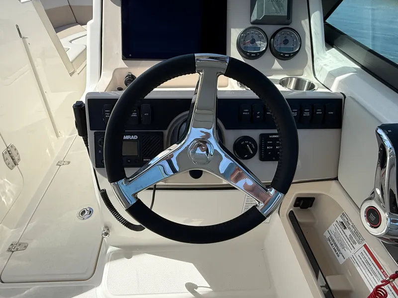Slide: The Image of Boston Whaler 240 Vantage 2027 - 7