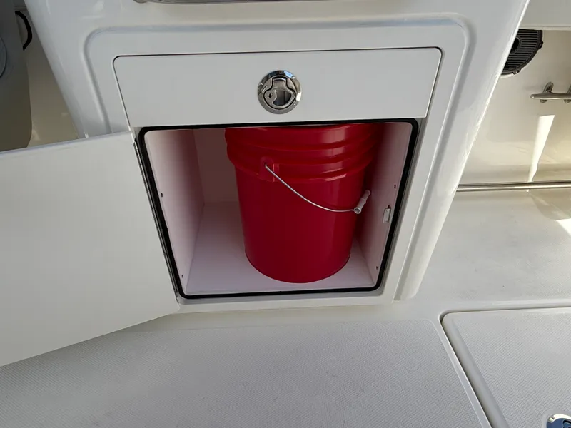 Slide: The Image of Boston Whaler 240 Vantage 2027 - 11