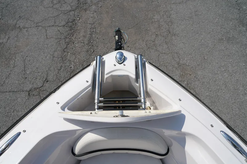 Slide: The Image of Bow of 2007 Four Winns 210 Horizon boat with ladder and seating. - 19