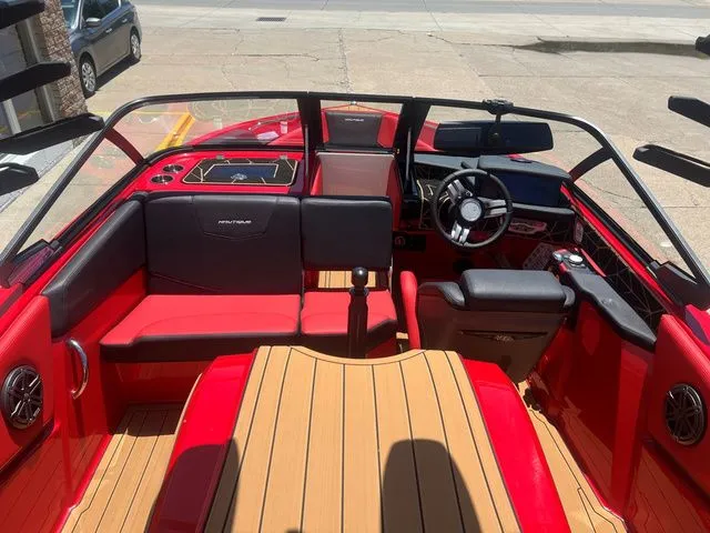 Slide: The Image of Nautique Ski Nautique 200 2025 - 10