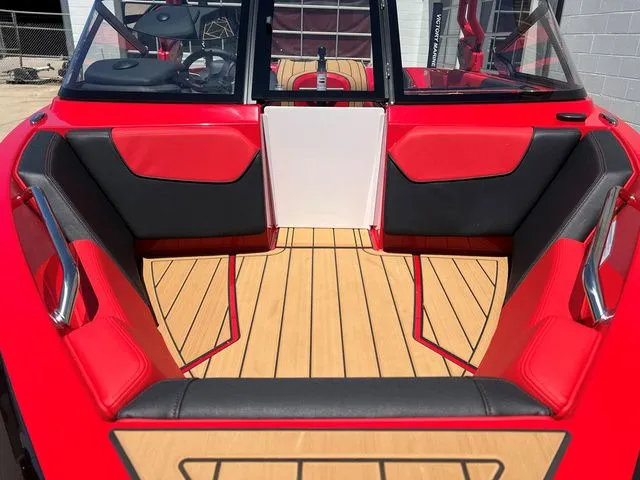 Slide: The Image of Nautique Ski Nautique 200 2025 - 11